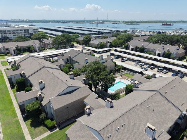7033 N Holiday Drive, Galveston, TX 77550