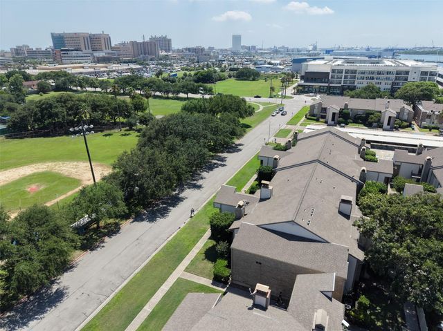 7033 N Holiday Drive, Galveston, TX 77550