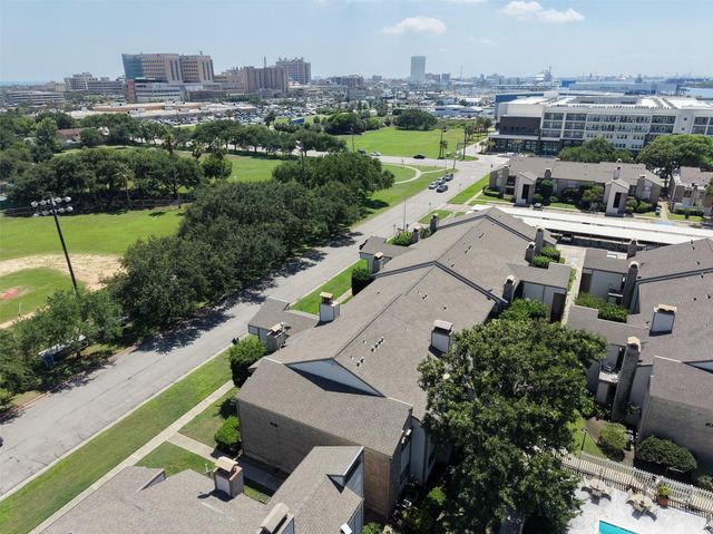 7033 N Holiday Drive, Galveston, TX 77550