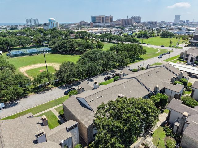 7033 N Holiday Drive, Galveston, TX 77550