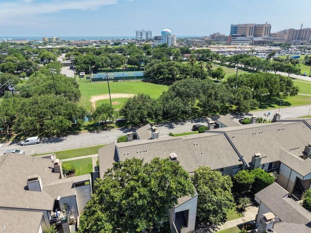 7033 N Holiday Drive, Galveston, TX 77550