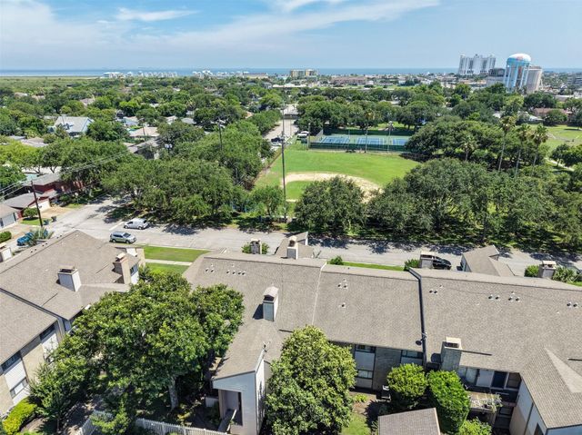 7033 N Holiday Drive, Galveston, TX 77550
