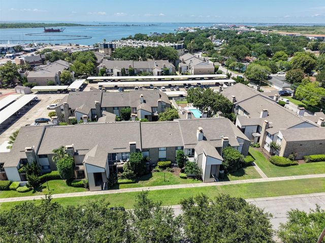 7033 N Holiday Drive, Galveston, TX 77550