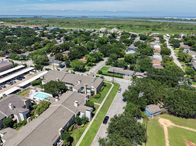 7033 N Holiday Drive, Galveston, TX 77550