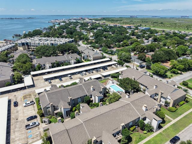 7033 N Holiday Drive, Galveston, TX 77550