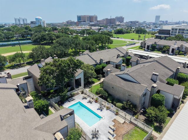 7033 N Holiday Drive, Galveston, TX 77550