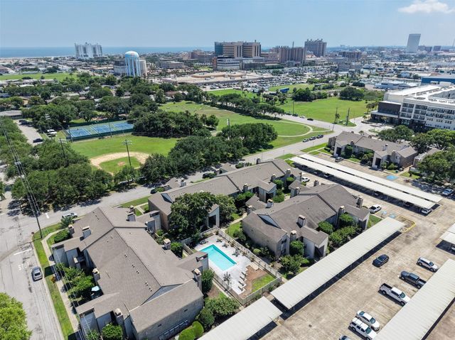 7033 N Holiday Drive, Galveston, TX 77550