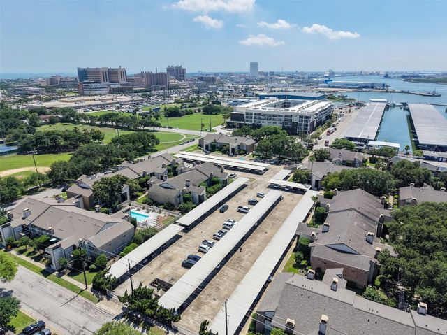 7033 N Holiday Drive, Galveston, TX 77550