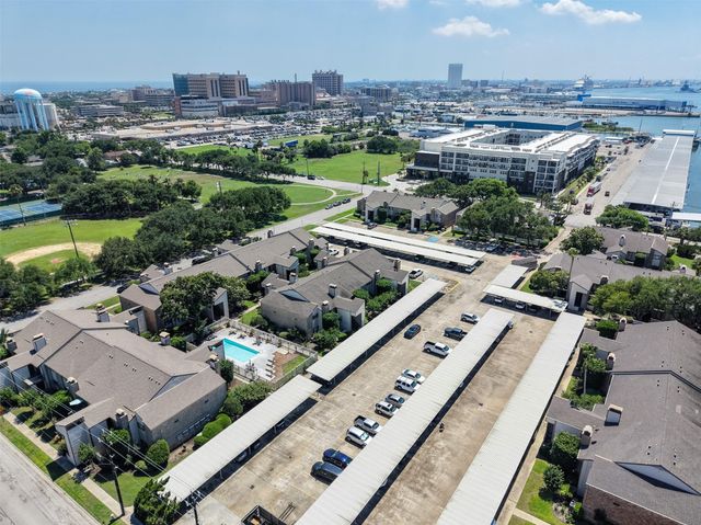 7033 N Holiday Drive, Galveston, TX 77550