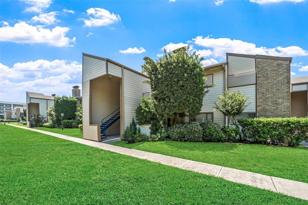 7033 N Holiday Drive, Galveston, TX 77550