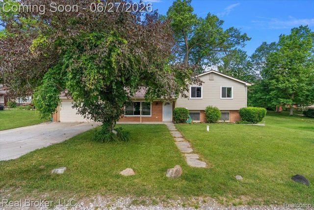 8320 Hillpoint Drive, Hamburg Township, MI 48116