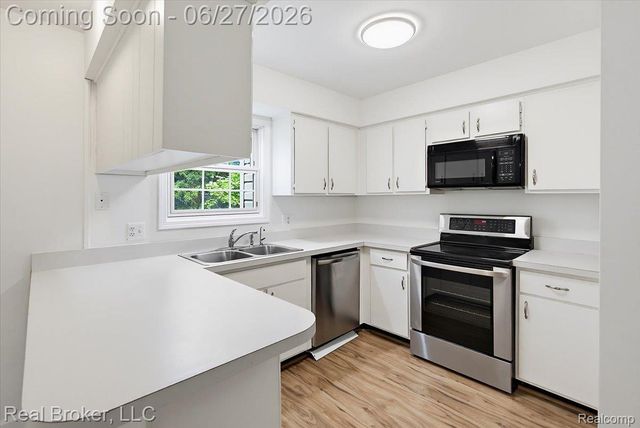 8320 Hillpoint Drive, Hamburg Township, MI 48116