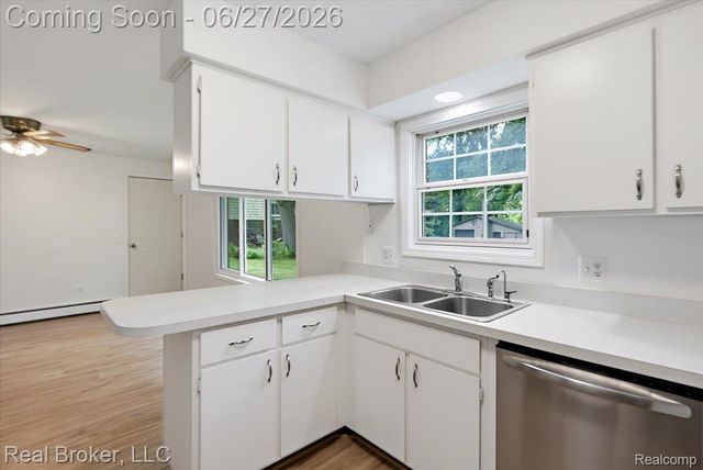 8320 Hillpoint Drive, Hamburg Township, MI 48116