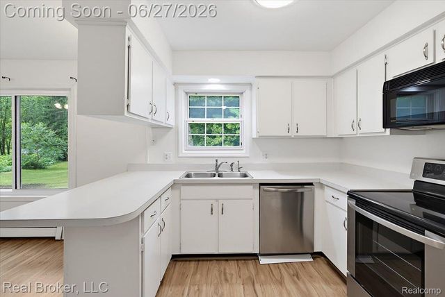 8320 Hillpoint Drive, Hamburg Township, MI 48116