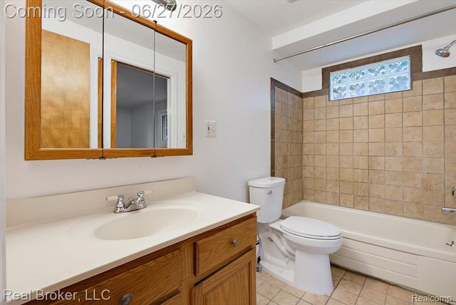 8320 Hillpoint Drive, Hamburg Township, MI 48116