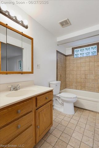 8320 Hillpoint Drive, Hamburg Township, MI 48116