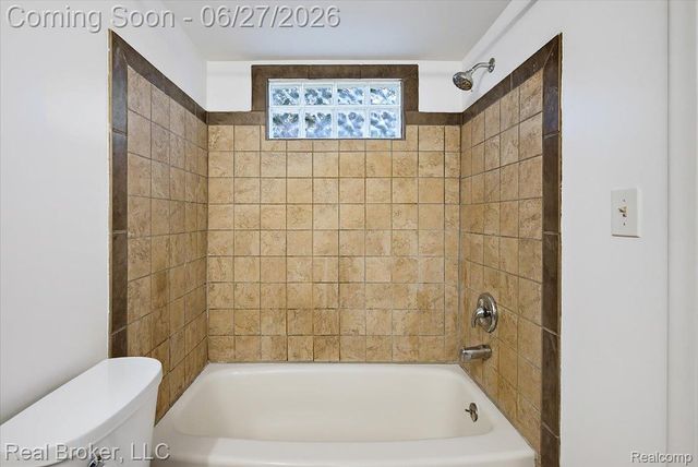 8320 Hillpoint Drive, Hamburg Township, MI 48116