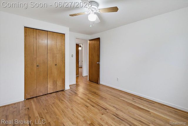 8320 Hillpoint Drive, Hamburg Township, MI 48116