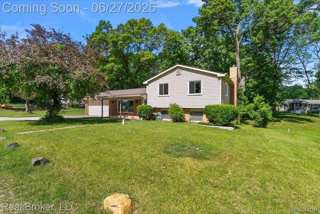 8320 Hillpoint Drive, Hamburg Township, MI 48116