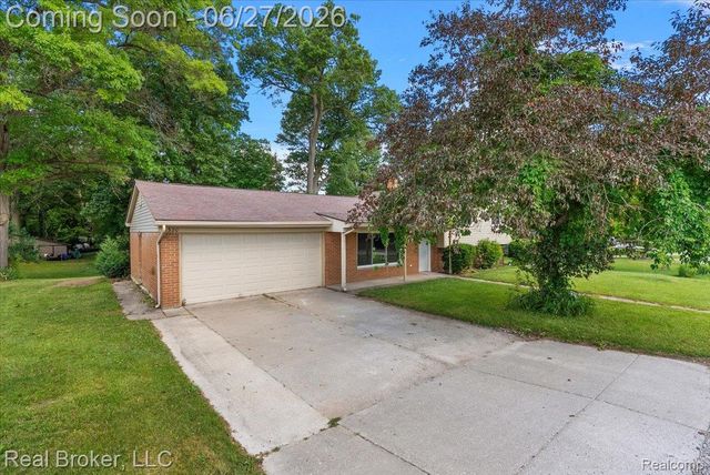 8320 Hillpoint Drive, Hamburg Township, MI 48116