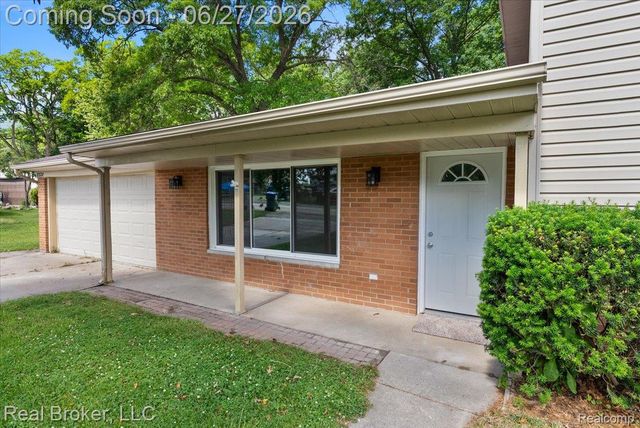 8320 Hillpoint Drive, Hamburg Township, MI 48116
