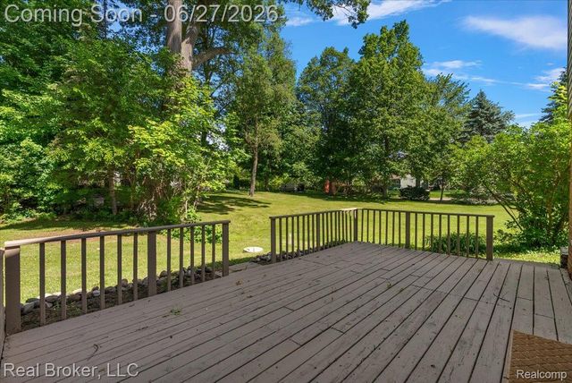 8320 Hillpoint Drive, Hamburg Township, MI 48116
