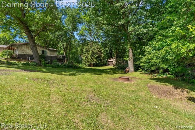 8320 Hillpoint Drive, Hamburg Township, MI 48116