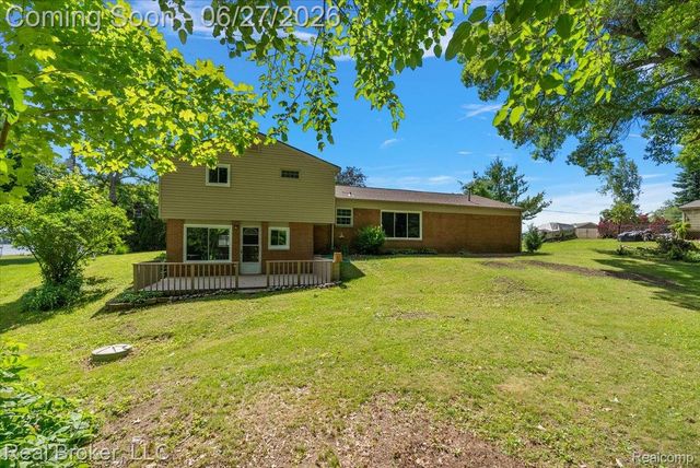 8320 Hillpoint Drive, Hamburg Township, MI 48116
