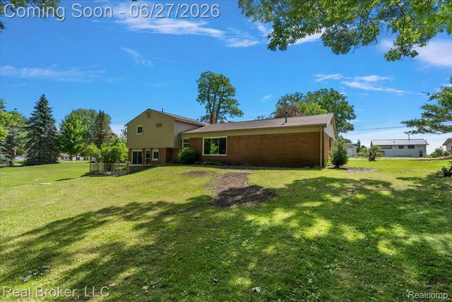 8320 Hillpoint Drive, Hamburg Township, MI 48116