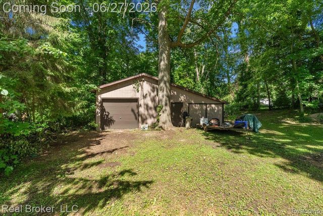 8320 Hillpoint Drive, Hamburg Township, MI 48116