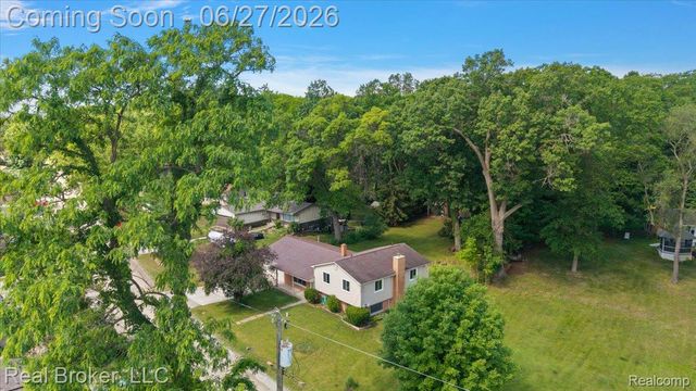 8320 Hillpoint Drive, Hamburg Township, MI 48116