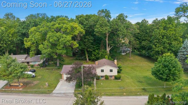 8320 Hillpoint Drive, Hamburg Township, MI 48116
