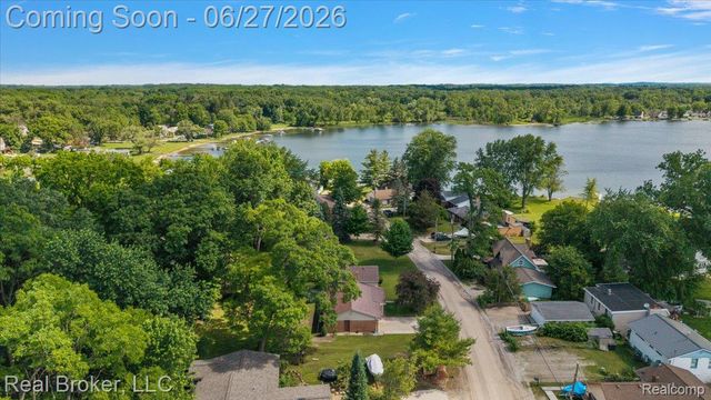 8320 Hillpoint Drive, Hamburg Township, MI 48116