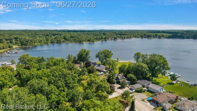 8320 Hillpoint Drive, Hamburg Township, MI 48116