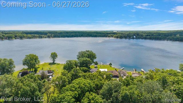 8320 Hillpoint Drive, Hamburg Township, MI 48116