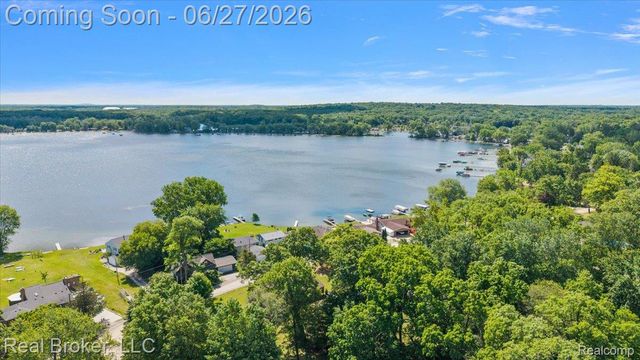 8320 Hillpoint Drive, Hamburg Township, MI 48116