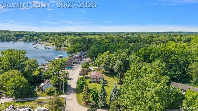 8320 Hillpoint Drive, Hamburg Township, MI 48116