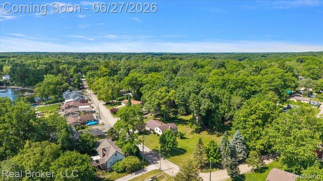 8320 Hillpoint Drive, Hamburg Township, MI 48116