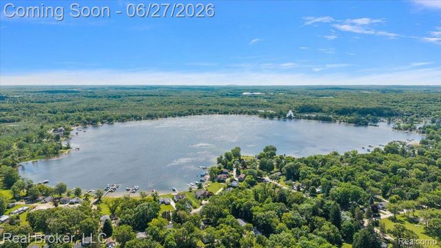 8320 Hillpoint Drive, Hamburg Township, MI 48116