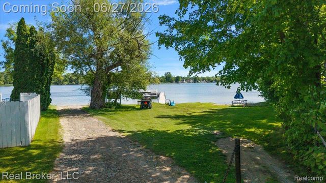 8320 Hillpoint Drive, Hamburg Township, MI 48116