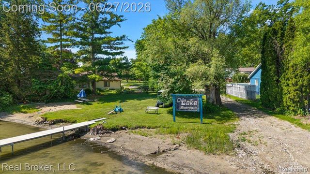 8320 Hillpoint Drive, Hamburg Township, MI 48116