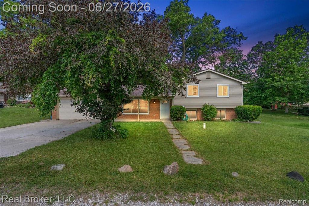 8320 Hillpoint Drive, Hamburg Township, MI 48116