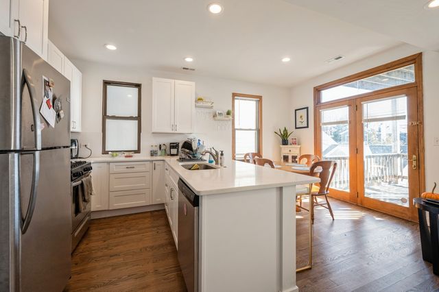 1753 W Cornelia Avenue, Chicago, IL 60657