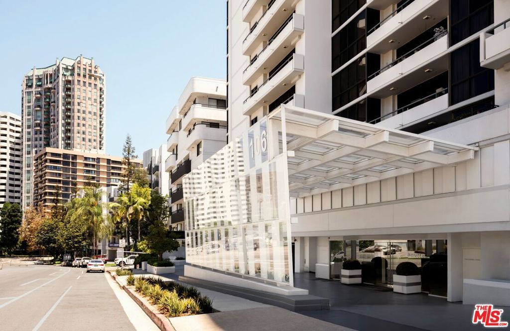 Image 22 of property listing at 10660 Wilshire Boulevard 1208, Los Angeles, CA 90024