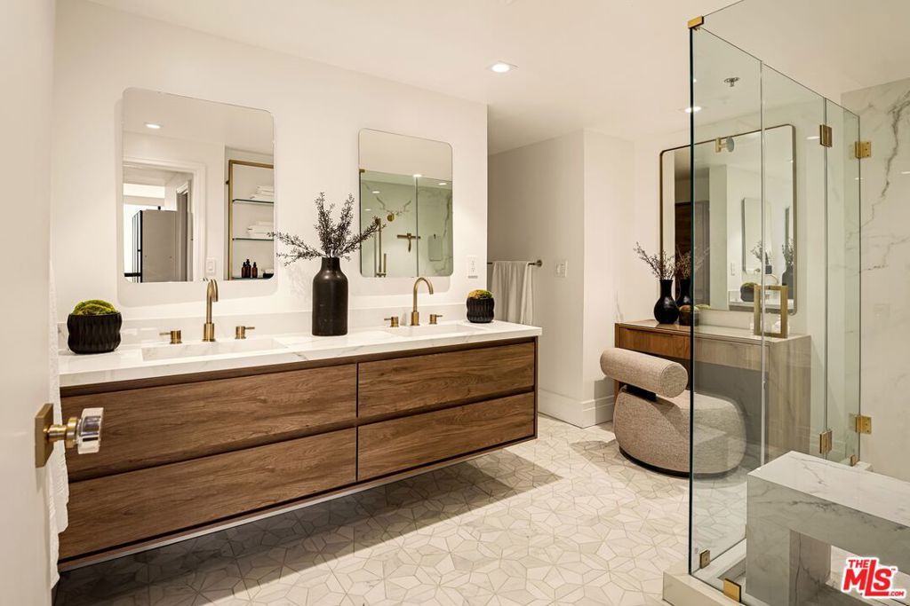 Image 9 of property listing at 10660 Wilshire Boulevard 1208, Los Angeles, CA 90024