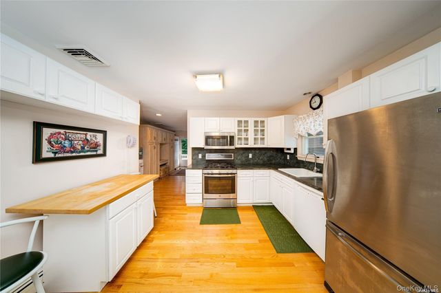 14 Beech Court, Malverne, NY 11565
