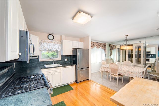 14 Beech Court, Malverne, NY 11565