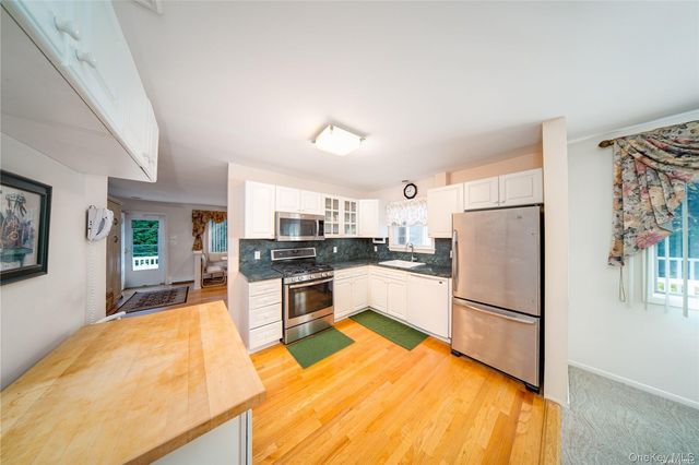 14 Beech Court, Malverne, NY 11565