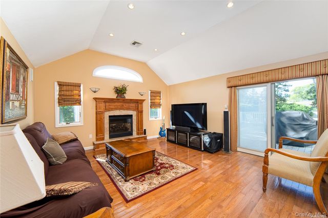 14 Beech Court, Malverne, NY 11565