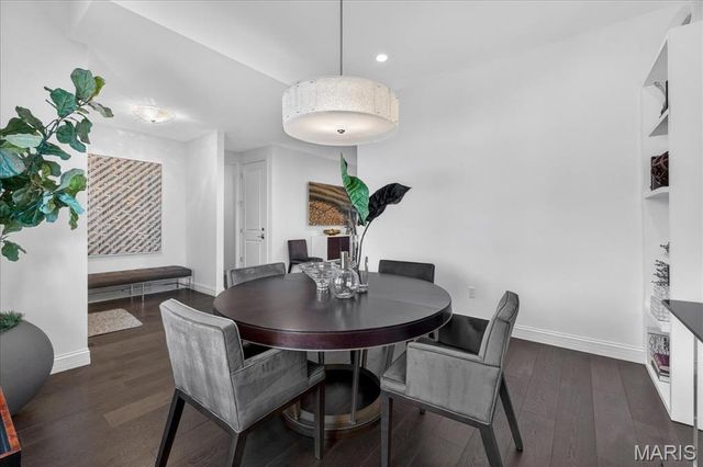 718 Woods Of Ladue Lane, St Louis, MO 63124